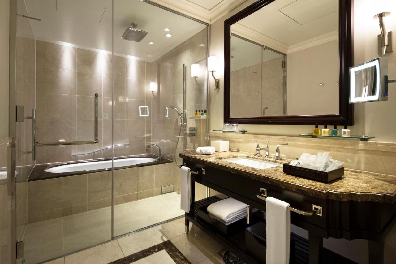 The Tokyo Station Hotel Exterior foto A bathroom in a hotel